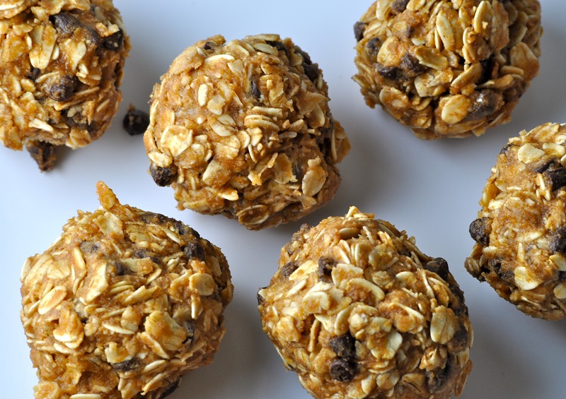 This no bake peanut butter oatmeal balls recipe is gluten free and dairy free making it the perfect healthy snack for an active lifestyle. No Bake Chocolate Oatmeal Balls | Oatmeal Energy Balls | Healthy Oatmeal Bites Recipe | Energy Balls with Oatmeal | Healthy Energy Balls Recipe