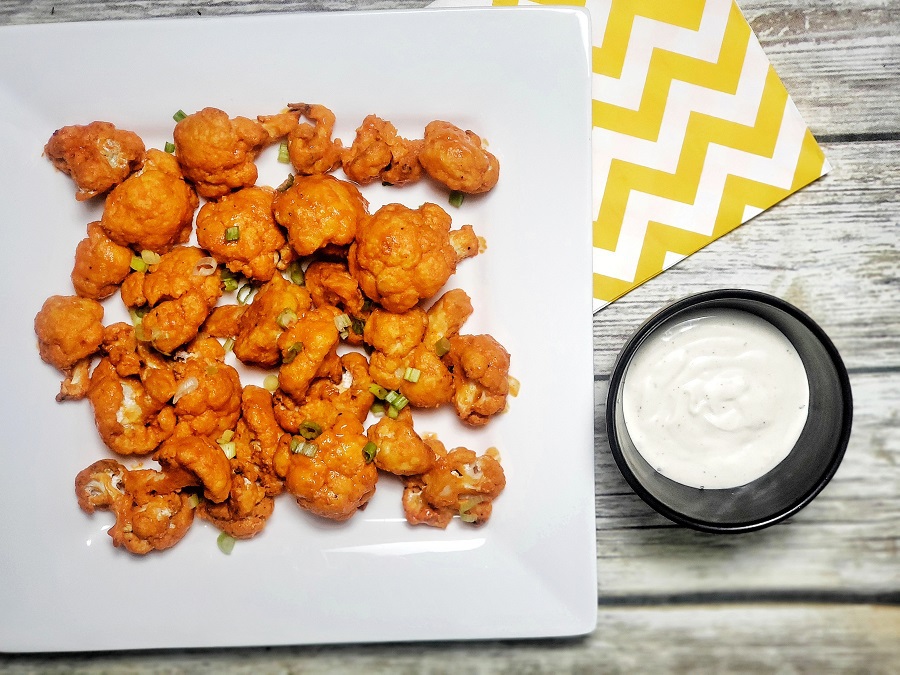 Even if you think you aren’t a fan of this tender white veggie, you’ll reconsider when you bite into these cauliflower buffalo bites that are 2B Mindset friendly. 2B Mindset Snack Recipes | 2B Mindset Recipes | Weight Loss Snack Recipes | Beachbody Recipes #2BMindset #beachbody