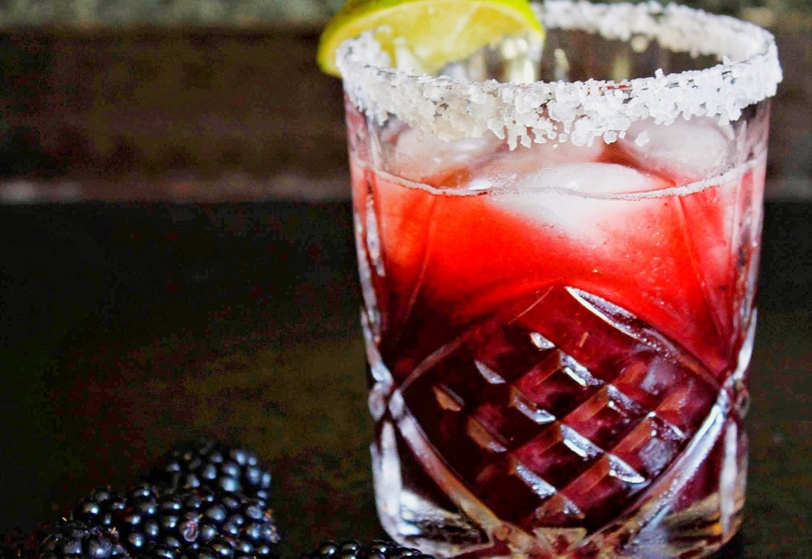 These blackberry lemonade margaritas are full of flavor, but not too sweet, making them the perfect go to cocktail for any afternoon or happy hour. Blackberry Margarita Recipe | Lemonade Margarita Recipe | Summer Margarita Recipe | Tequila Cocktail Recipe #margaritas #cocktails #tequila #recipes