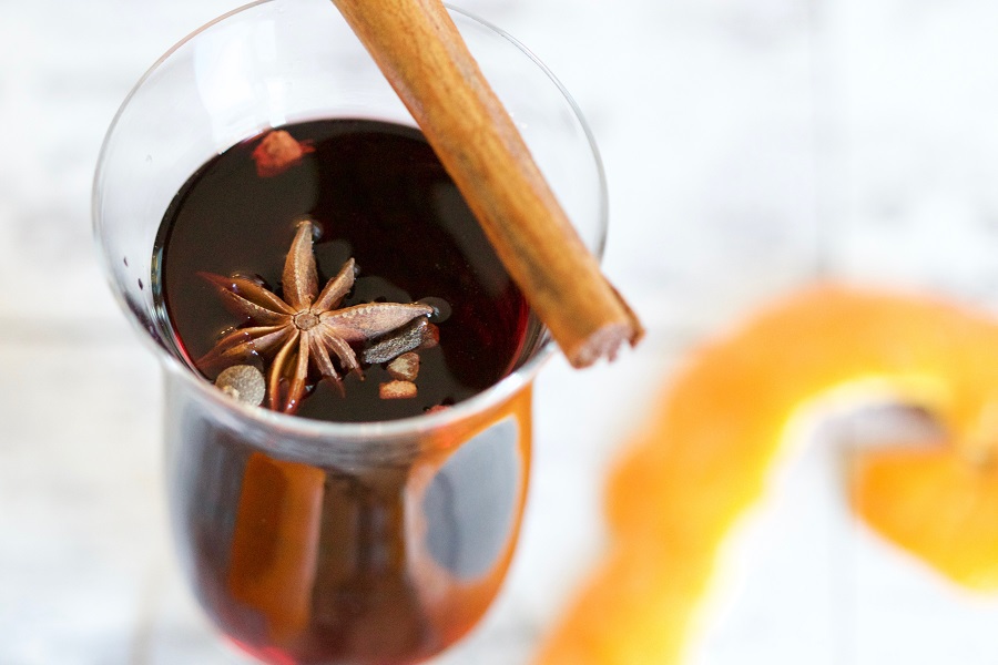 Make easy and delicious mulled wine recipes with these warm wine recipe spices that will enhance the flavors. What is Mulled Wine | What is Spiced Wine | How to Make Spiced Wine | How to Make Mulled Wine | What Spices to Use with Wine
