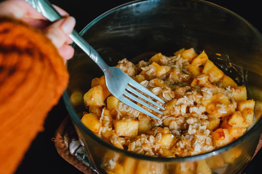 Crockpot Peach Cobbler Recipes A Person Eating A Bowl of Peach Cobbler