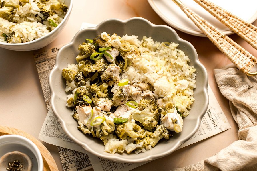 Slow Cooker Chicken Broccoli and Rice Casserole a Bowl of Chicken and Broccoli with Rice
