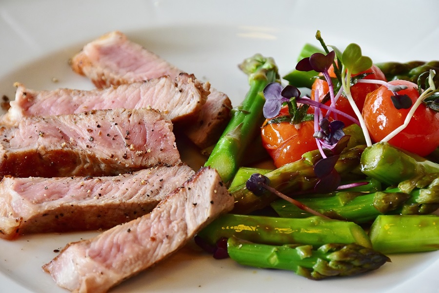 Paleo vs Keto Close Up of Meat Sliced into Strips and Asparagus